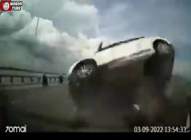 Video :It goes horribly for him when he slaloms between the automobiles